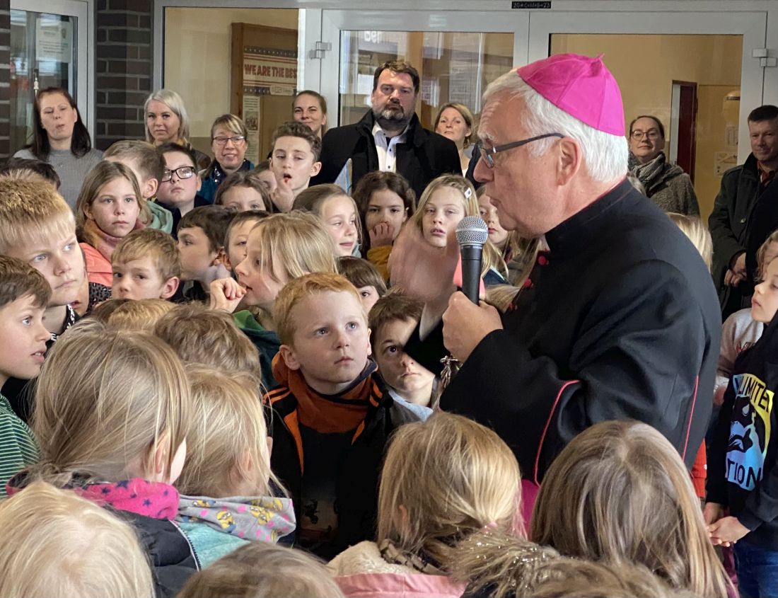 Erzbischof Dr. Heiner Koch im Gespräch mit den Grundschülern