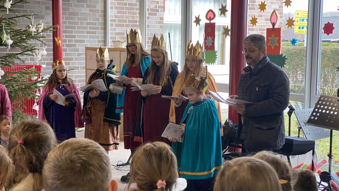 Die Sternsinger besuchen die Katholische Grundschule Bernhardinum