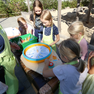 Kinder am Farbrad